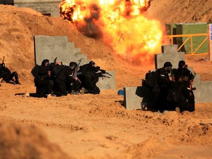 صورة نشرتها الغرفة المشتركة لفصائل المقاومة الفلسطينية التي تضم "حماس" تظهر ما تقول إنه تدريب في مكان مجهول على "غارة خلف خطوط العدو". 28 ديسمبر 2022 - Reuters