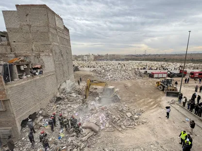 فرق الإغاثة في موقع انهيار مبنيين في مدينة فاس، المغرب، 10 ديسمبر 2025 - REUTERS