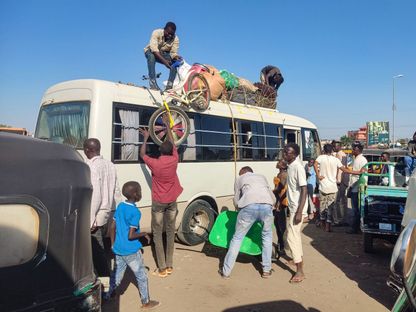 سكان في ود مدني بولاية الجزيرة السودانية يفرون من المعارك الدائرة بين قوات الجيش وقوات الدعم السريع.  17 ديسمبر 2023 - AFP