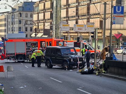 تعمل الشرطة ورجال الإطفاء في مكان الحادث بعد إصابة عدة أشخاص، بعضهم في حالة خطيرة، بعد أن اقتحمت سيارة حشداً في وسط مدينة شتوتجارت بجنوب غرب ألمانيا. 2 مايو 2025 - Reuters