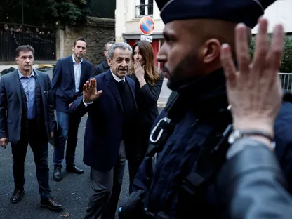الرئيس الفرنسي السابق نيكولا ساركوزي يلوح لمؤيديه أثناء مغادرته متجهًا إلى سجن "لا سانتي". 21 أكتوبر 2025 - REUTERS