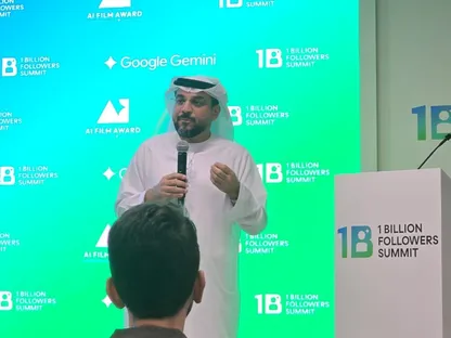 رئيس المكتب الإعلامي لحكومة الإمارات العربية المتحدة محمد سعيد العطر أثناء مؤتمر الإعلان على جائزة "فيلم بالذكاء الاصطناعي"، دبي، 23 سبتمبر 2025 - الشرق