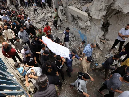 إسرائيل تقتل 3 فلسطينيين في غارة على مطبخ خيري في غزة أثناء انتظارهم للطعام