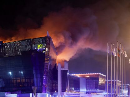 ألسنة اللهب تتصاعد فوق قاعة الحفلات الموسيقية "كروكوس سيتي هول" بالقرب من موسكو جراء هجوم مسلح وانفجار. 22 مارس 2024. - Reuters