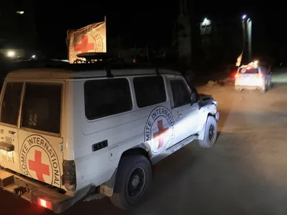 سيارات الصليب الأحمر تنقل رفات محتجز إسرائيلي سلمته حماس الاثنين 27 أكتوبر 2025 - REUTERS