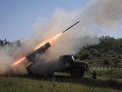 جنود أوكرانيون يطلقون قاذفة صواريخ من طراز BM-21 Grad باتجاه القوات الروسية في منطقة دونيتسك جنوب شرقي أوكرانيا. 3 يونيو 2025 - REUTERS