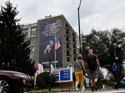 من "ماجا" إلى "ميجا".. اليمين الأميركي يتحرك لتصدير أجندته عبر الأطلسي