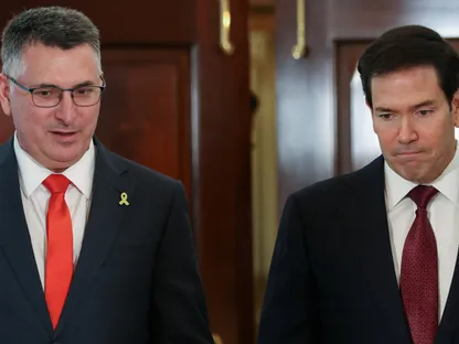 وزير خارجية الولايات المتحدة ماركو روبيو ونظيره الإسرائيلي جدعون ساعر خلال اجتماع في مقر وزارة الخارجية الأميركية بواشنطن. 10 ديسمبر 2025 - Reuters