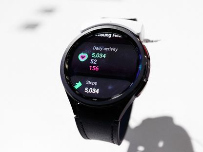ساعة Samsung Galaxy Watch6 Bluetooth خلال المؤتمر العالمي للهواتف المحمولة في برشلونة. 2 أبريل 2024 - AFP