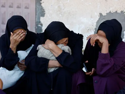 نساء فلسطينيات يبكين أمام جثامين أقاربهن الذين قتلتهم غارة إسرائيلية على دير البلح وسط قطاع غزة. 23 نوفمبر 2025 - REUTERS
