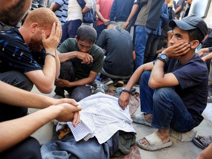 فلسطينيون يشيّعون ضحايا قتلتهم إسرائيل في غارات على مدرسة تؤوي نازحين في مدينة غزة. 3 يوليو 2025 - Reuters