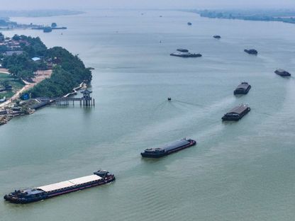 عدد من سفن الشحن على نهر هوايخه في منطقة هونجتزي بمقاطعة جيانجسو في الصين. 13 يونيو 2024 - AFP