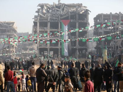 فلسطينيون يجتمعون قبل تسليم المحتجزين الإسرائيليين في غزة  إلى أعضاء اللجنة الدولية للصليب الأحمر في جباليا، شمال قطاع غزة. 30 يناير 2025 - Reuters