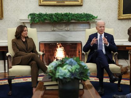 الرئيس الأميركي جو بايدن ونائبة الرئيس كامالا هاريس يلتقيان بقادة الكونجرس في المكتب البيضاوي بالبيت الأبيض في واشنطن، الولايات المتحدة. 27 فبراير 2024 - Reuters