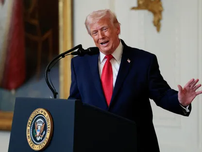 ترمب: مرشد إيران على قيد الحياة.. وعلى السفن "إظهار الجرأة" وعبور مضيق هرمز