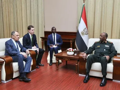القائد العام للجيش السوداني رئيس مجلس السيادة الانتقالي عبد الفتاح البرهان يلتقي وزير الخارجية الروسي سيرجي لافروف في الخرطوم بالسودان. 9 فبراير 2023 - REUTERS
