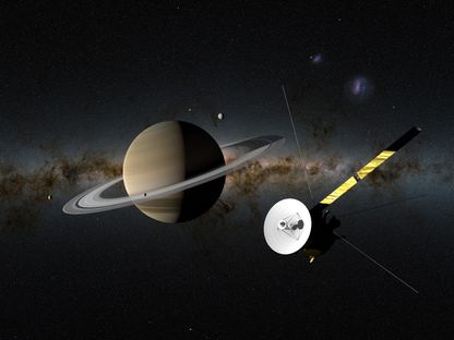 رسم توضيحي لمسبار "كاسيني - هويجنز" المشترك بين وكالة الفضاء الأميركية (ناسا) ووكالة الفضاء الأوروبية وهو يدور حول كوكب زحل - AFP