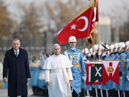 البابا ليو يصل تركيا في أول رحلة خارجية "للحث على السلام"