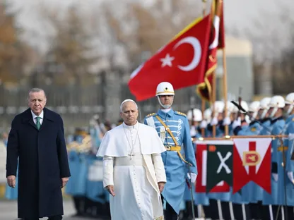 البابا ليو يصل تركيا في أول رحلة خارجية "للحث على السلام"