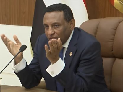 رئيس الوزراء السوداني الجديد كامل إدريس خلال أول اجتماع له مع أعضاء الحكومة. 1 يونيو 2025 - وكالة السودان للأنباء "سونا"