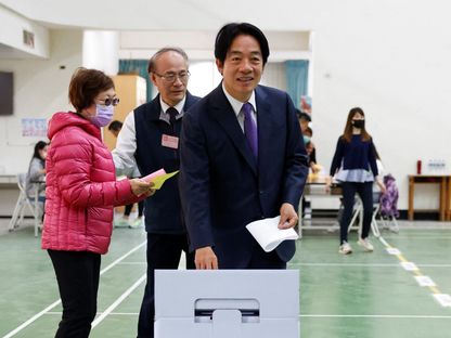 نائب رئيسة تايوان والمرشح الرئاسي للحزب الديمقراطي التقدمي الحاكم لاي تشينج تي يدلي بصوته في مركز اقتراع بمدينة تاينان جنوبي تايوان. 13 يناير 2024 - REUTERS