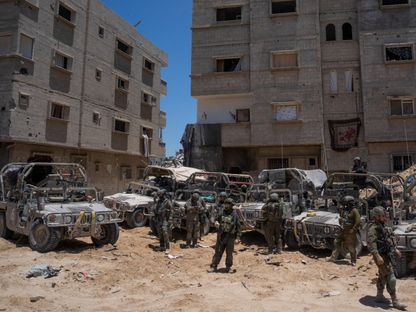 جنود إسرائيليون يعملون بجوار مركبات عسكرية خلال عملية برية في جنوب قطاع غزة. 3 يوليو 2024 - REUTERS
