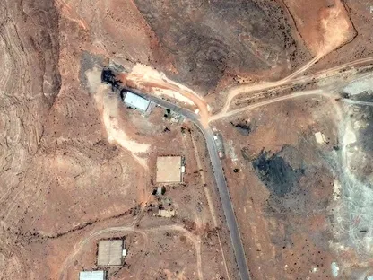 صورة بالأقمار الاصطناعية تظهر الأضرار التي لحقت بمداخل الأنفاق في منشآت أصفهان النووية في أعقاب الغارات الأميركية. 22 يونيو 2025 - REUTERS