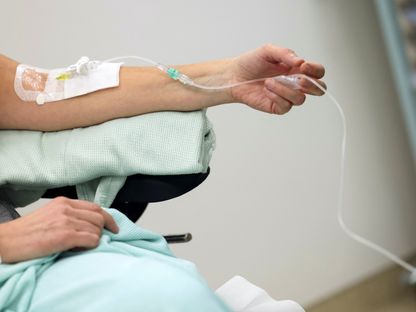 مريض بالسرطان يتلقى حقنة استعداداً لفحص بالتصوير المقطعي في قسم الطب النووي بمستشفيات جامعة كوليدج لندن في بريطانيا. 29 يناير 2025 - Reuters
