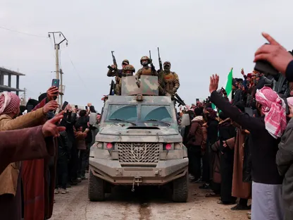 سكان بلدة مسكنة في ريف حلب الشرقي يرحبون بالجيش السوري بعد انسحاب (قسد). سوريا، 17 يناير 2026 - Reuters