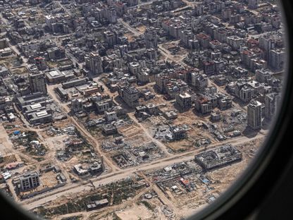 صورة جوية لقطاع غزة التقطتها طائرة تابعة لسلاح الجو الأميركي خلال إنزال المساعدات الإنسانية. 14 مارس 2024 - AFP