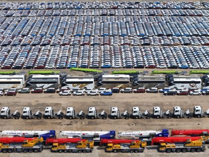 عدد كبير من السيارات والشاحنات وآلات البناء الصينية الصنع بميناء يانتاى الصيني في انتظار شحنها. 8 مايو 2024 - AFP