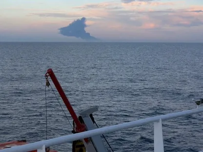 دخان يتصاعد بعد تعرض ناقلة نفط لهجوم قبالة سواحل تركيا في البحر الأسود. 28 نوفمبر 2025 - via REUTERS