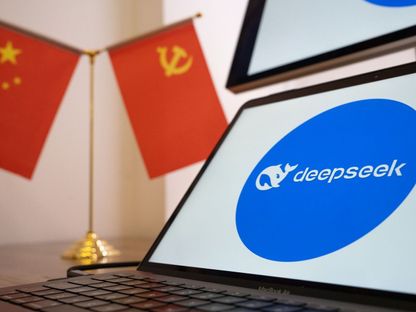 شعار شركة DeepSeek يظهر على شاشة منصة ديب سيك. 17 فبراير 2025 - Bloomberg - Bloomberg