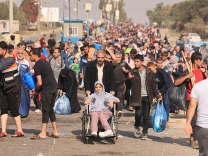 عائلات فلسطينية تفر من مدينة غزة وأجزاء أخرى من شمال القطاع باتجاه المناطق الجنوبية وسط قصف إسرائيلي مستمر. 10 نوفمبر 2023 - AFP