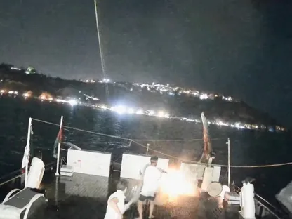 صورة من مقطع فيديو لكاميرا مراقبة تظهر أشخاصاً وهم يخمدون حريقاً اندلع في سفينة ألما التابعة لأسطول الصمود العالمي قبالة سواحل تونس. 9 سبتمبر 2025 - Reuters