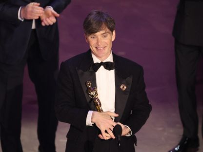الممثل الأيرلندي كيليان مورفي مع أول جائزة أوسكار في مشواره عن دوره في فيلم Oppenheimer. 10 مارس 2024 - Reuters
