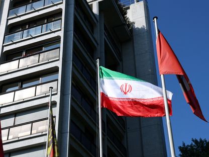 العلم الإيراني خارج البعثة الدائمة لدى الأمم المتحدة في جنيف، سويسرا. 20 يونيو 2025 - Reuters