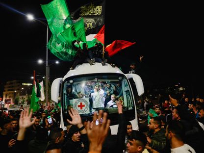 حافلة تحمل أسرى فلسطينيين محررين من سجن عوفر العسكري الإسرائيلي في الضفة الغربية المحتلة. 26 نوفمبر 2023 - Reuters