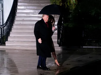 الرئيس الأميركي دونالد ترمب والسيدة الأولى ميلانيا ترمب يغادران البيت الأبيض في طريقهما إلى ولاية فلوريدا. 25 نوفمبر 2025 - REUTERS