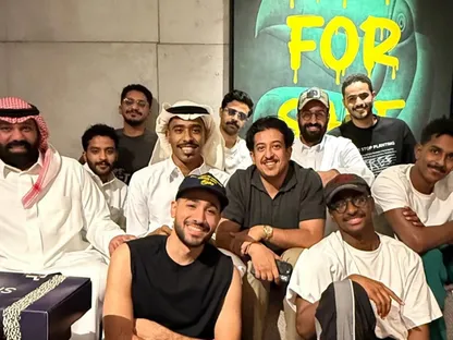 صورة نشرها الممثل خالد صقر عبر حسابه على منصة "إكس" تجمعه بفريق عمل مسلسل "عايشين معانا". 4 سبتمبر 2025 - @Kld_sqr