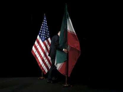 صورة أرشيفية لعلمي إيران والولايات المتحدة في فيينا. 14 يوليو 2015 - Reuters