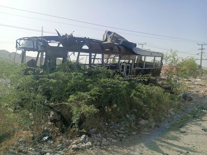 حافلة مدرسية مدمرة بعد استهدافها في هجوم انتحاري بمنطقة خوزدار وسط بلوشستان، باكستان. 21 مايو 2025 - URDU INTERNATIONAL