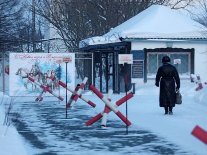 امرأة تسير باتجاه مدخل سجن مستعمرة 'آي-كيه-3' في منطقة يامال ننتس حيث يقضي المعارض الروسي أليكسي نافالني فترة سجنه- 29 ديسمبر 2023 - Reuters