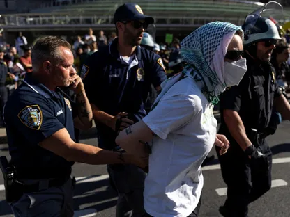 اشتباكات بين الشرطة ومؤيدين لفلسطين داخل متحف بروكلين في نيويورك