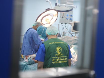الفريق الطبي السعودي من داخل غرفة العمليات في اليوم الأول من البرنامج الطبي لجراحة وقسطرة القلب في سوريا - @AlbalsamOrg1