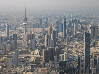 الكويت: الدفاعات الجوية تتصدى حالياً لهجمات صاروخية وطائرات مسيرة