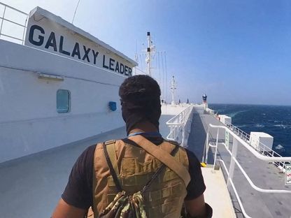 مقاتل تابع لجماعة الحوثي اليمنية على متن سفينة الشحن 'جالاكسي ليدر' بعد الاستيلاء عليها في البحر الأحمر. 20 نوفمبر 2023 - Reuters