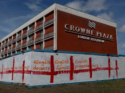 بريطانيا.. نقل مئات طالبي اللجوء من الفنادق إلى ثكنات عسكرية