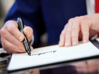 في سابقة هي الأولى من نوعها.. توقيع ترمب سيظهر على العملة الأميركية