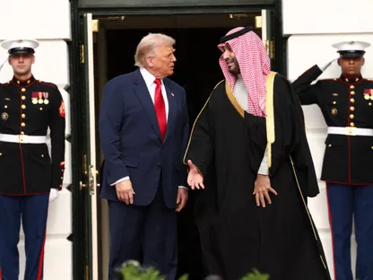 الرئيس الأميركي دونالد ترمب يستقبل ولي العهد السعودي الأمير محمد بن سلمان في البيت الأبيض بواشنطن العاصمة في الولايات المتحدة. 18 نوفمبر 2025 - REUTERS
